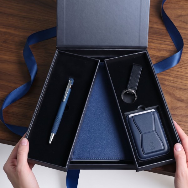 Комплект бележник А5, химикалка, картодържач и USB